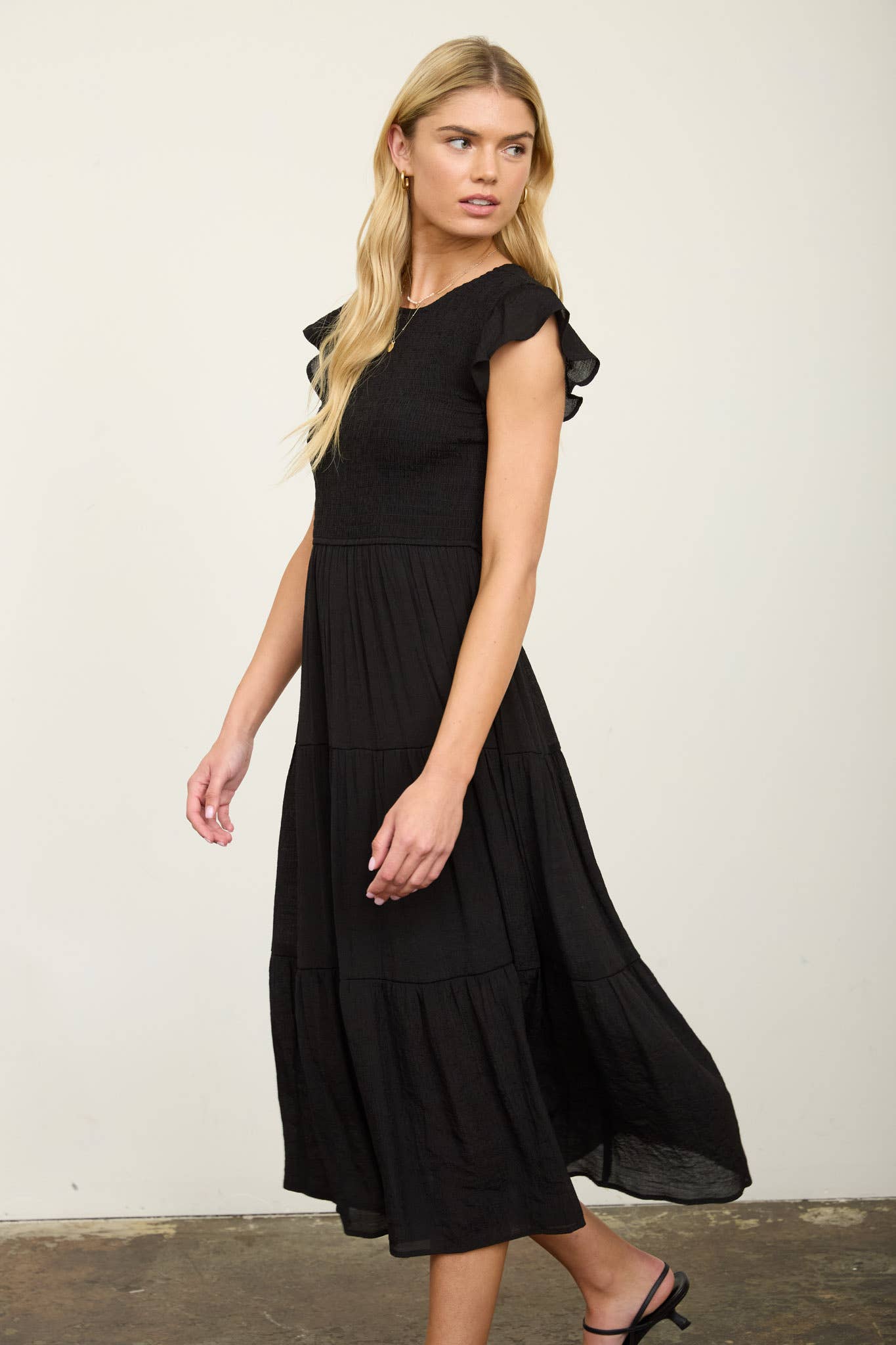 TIERED SMOCKED SHORT SLEEVE MIDI DRESS