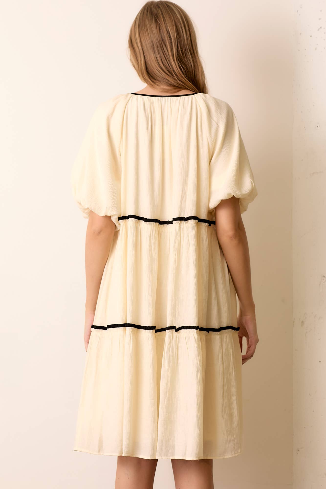 CONTRAST BINDING RUFFLED MINI DRESS