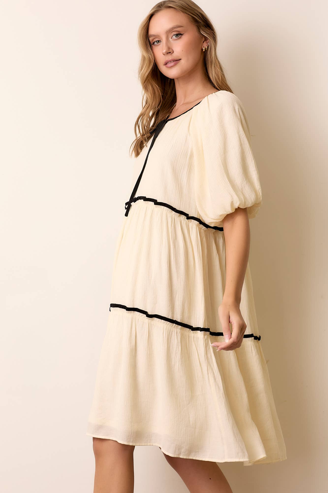 CONTRAST BINDING RUFFLED MINI DRESS