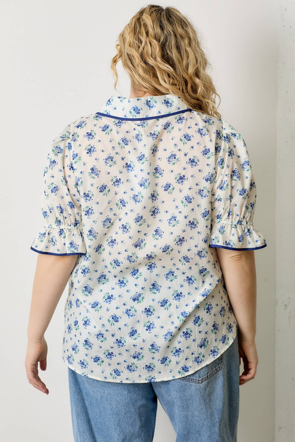 (PLUS) PRINTED FLORAL COLLAR TOP